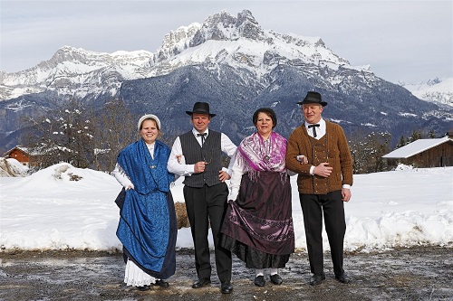 Couple en costume traditonnel Cordonnant