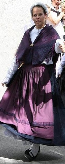 Costume des femmes: Châle, Béguine, Tulle, Coiffe, Tablier, Jupe, Jupon, Pantis