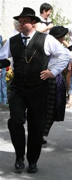 Costume des hommes: pantalon, chapeau, gilet noir, cotte de maille